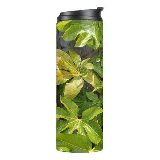 Wassertumbler mit Blättern Thermosbecher