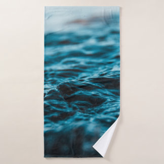 WASSERWASSER IN NAHER BILDSCHIRM BADEHANDTUCH