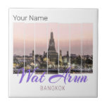 Wat Arun Temple Bangkok Thailand Sunset Souvenir Fliese<br><div class="desc">Wat Arun Temple Bangkok, Vintages Design für Thailand Urlaub. Der Wat Arun Tempel bei Sonnenuntergang am Chao Phraya ist eine Sehenswürdigkeit von Bangkok. Wat Arun Panorama in Thailand Anblick und Retro-Souvenir für Bangkok Backpackers. Wat Arun Bangkok, Tempel am Chao Phraya River in Thailand, Vintager Sonnenuntergang Design Souvenir. Retro Wat Arun...</div>