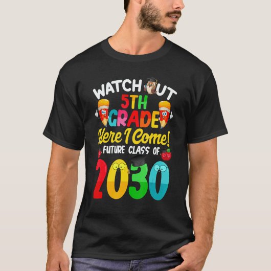 Watch Out 5th Grade Here I Come Future Class 2030 T-Shirt (Vorderseite)