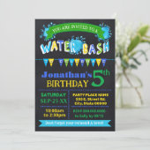 Water Bash Birthday Party Blue Green Chalkboard Einladung (Stehend Vorderseite)