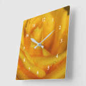 Water Droplets on Elegant Yellow Rose Quadratische Wanduhr (Winkel)