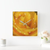 Water Droplets on Elegant Yellow Rose Quadratische Wanduhr (Zuhause)