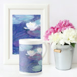 Water Lilies Blue Water Claude Monet Porzellantasse<br><div class="desc">Eine Tasse der China Bone mit dem impressionistischen Gemälde Water Lilies (1897) von Claude Monet (1840-1926). Ein französischer Impressionist. Inspiriert von seinem eigenen Garten in Giverny,  Frankreich. Lilienpolster mit weißen Blume auf leuchtend blauem Wasser.</div>