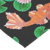 Water Lilies und Koi Fish Table Runner Großer Tischläufer (Ecke)