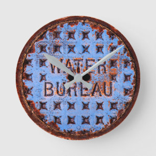 Water Manhole Cover. Rustic. California Runde Wanduhr