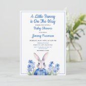 Watercolor Blue Bunny Boy Floral Baby Dusche Einladung (Stehend Vorderseite)