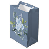 Watercolor Blue Floral Wedding Gift Bag Mittlere Geschenktüte (Vorderseite Schrägansicht)