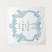 Watercolor Blue Hydrangea Crest Wedding Wandteppich (Vorderseite (Horizontal))