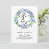 Watercolor Blue Hydrangea Wreath Es ist ein Junge Einladung (Stehend Vorderseite)