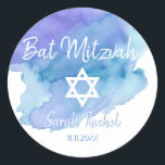 Watercolor Blue Star von David Bat Bar Mitzvah Runder Aufkleber<br><div class="desc">Fügen Sie diese wunderschönen kleinen Rundumschlag Aufkleber Siegel Jüdischen Bat oder Bar Mitzvah zu Ihren Einladungen, Umschläge, Dankeschön-Karten oder anderen Gegenständen wie Dankeschön Geschenke oder Favoriten. Für Junge oder Mädchen. Moderne, trendige, weiße Skripte Kalligrafie Buchstaben Design. Aquarellfarben in Blau, aquamarin, Türkis, violett. Sie werden sicherlich alle mit diesen beeindrucken! Siehe...</div>