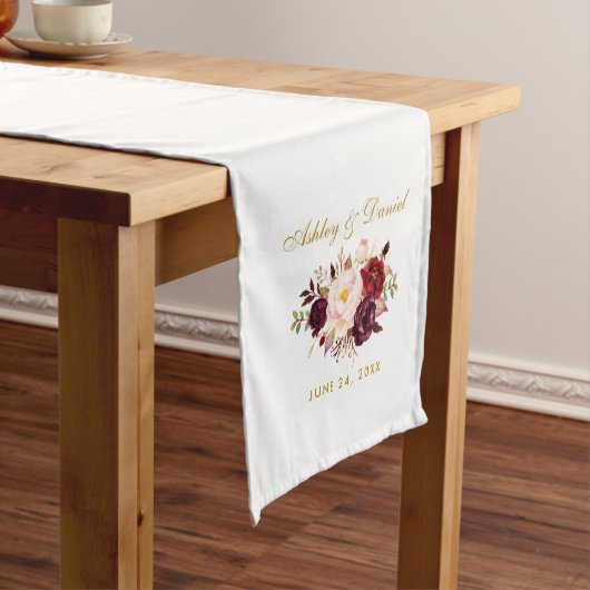 Watercolor Burgundy Floral Gold Wedding Mittelgroßer Tischläufer (Beispiel)