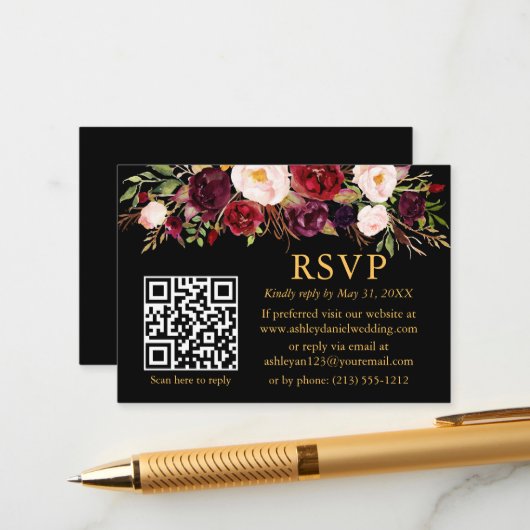 Watercolor Burgundy Floral QR Wedding RSVP Black Begleitkarte (Vorderseite/Rückseite Beispiel)