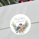 Watercolor Christmas Bullfinch Winter Bird Runder Aufkleber<br><div class="desc">Nutzen Sie diese wunderschönen Wintervogel personalisierte Weihnachtsaufkleber als Umschläge Siegel oder auf Urlaubsgeschenke,  mit einer niedlichen Aquarellblüte auf einem Kranz aus Kieferngrün,  heiligen Blätter und Beeren.</div>