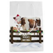 Watercolor Christmas Cows With Santa Hat Mittlere Geschenktüte (Vorderseite)