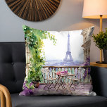 Watercolor Eiffel Tower Paris Kissen<br><div class="desc">Im französischen Café Throw Kissen Cushion Watercolor Eiffel Tower Paris finden Sie einen französisch-französischen Café-Sitzbereich mit Paris und dem Eiffelturm im Hintergrund. Erstellt von Evco Studio www.zazzle.com/store/evcostudio</div>