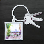 Watercolor Eiffel Tower Paris Schlüsselanhänger<br><div class="desc">Im Watercolor Eiffel Tower Paris French Café Schlüsselanhänger wohnen Sie in einem französisch-französischen Café mit Sitzecken in den Farben Paris und Eiffelturm im Hintergrund. Erstellt von Evco Studio www.zazzle.com/store/evcostudio</div>