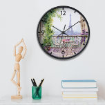 Watercolor Eiffel Tower Paris Uhr<br><div class="desc">Im Watercolor Eiffel Tower Paris French Cafe Clock wohnen Sie in einem französisch-französischen Café mit Sitzecken in den Farben Paris und Eiffelturm im Hintergrund. Erstellt von Evco Studio www.zazzle.com/store/evcostudio</div>