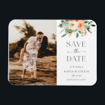 Watercolor Florals Wedding Foto Save the Date Magnet<br><div class="desc">Dieses elegante Save the Date mit rosa,  pickigem Blumenmuster ist der ideale Ort,  um Familie und Freunde Save the Date fragen! Klicken Sie auf die Schaltfläche "Bearbeiten mit dem Entwurfstool",  um die Textfarben,  die Hintergrundfarbe und vieles mehr zu bearbeiten.</div>