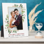 Watercolor Greenery Gold Unser erstes Foto zu Weih Fotoplatte<br><div class="desc">Elegantes Watercolor Wintergrün Unser First Christmas Newlywing Foto Plaque beinhaltet Eukalyptus-Blätter und rote Heilige Beeren. Goldrahmen.</div>