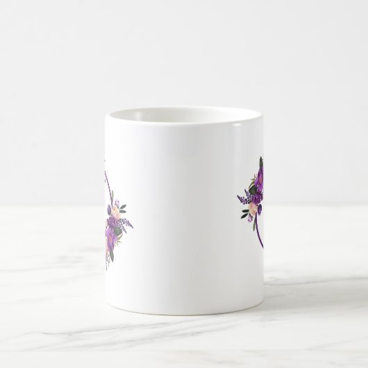 Watercolor-lila ultraviolettes Blumenmonogramm Kaffeetasse (Mittel)