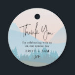 Watercolor Mountain Scene Outdoor Wedding Geschenkanhänger<br><div class="desc">Kann an Ihre Bedürfnisse angepasst werden,  um Ihren Anzug zu erfüllen. © Gorjo Designs. Made for you via Zazzle Plattform. // Benötigen Sie Hilfe bei der Anpassung Ihres Designs? Andere Ideen got? Kontaktieren Sie mich (Zoe) direkt über den unten stehenden Kontaktknopf.</div>