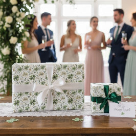 Watercolor Muted Green Blooming Shamrocks Geschenkpapier