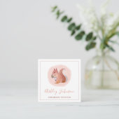 Watercolor Pink Baby Squirrel Kinderbetreuung Quadratische Visitenkarte (Stehend Vorderseite)