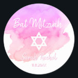 Watercolor Pink Star von David Bat Bar Mitzvah Runder Aufkleber<br><div class="desc">Fügen Sie diese wunderschönen kleinen Rundumschlag Aufkleber Siegel Jüdische Bat Mitzvah zu Ihren Einladungen,  Umschläge,  Dankeschön Karten oder andere Artikel wie Dankeschön Geschenke oder Favoriten. Moderne,  trendige,  weiße Skripte Kalligrafie Buchstaben Design. Aquarellfarbener Hintergrund in rosa,  violett,  lila Farbtönen. Sie werden sicherlich alle mit diesen beeindrucken! Siehe Sammlung.</div>