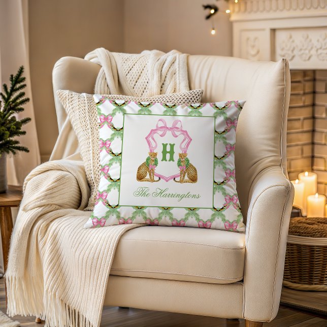 Watercolor Preppy Leopard Christmas Monogram Crest Kissen (Von Creator hochgeladen)