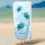Watercolor Sea Turtle Tropical Ocean Strandtuch<br><div class="desc">Dieses personalisierte Badetuch bietet farbenfrohe Aqua-blaue Meeresschildkröten,  die auf einem Hintergrund abstrakter Meereswellen schwimmen.</div>