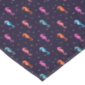 Watercolor-Seepferde auf Marine-Blau-Muster Tischdecke (Schrägansicht)