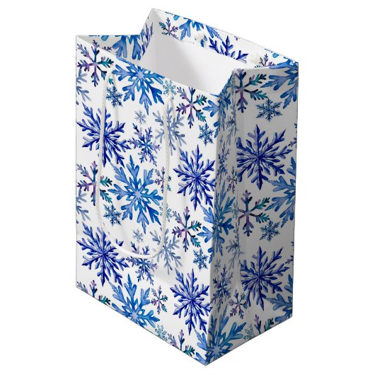Watercolor Snowflakes Pattern Mittlere Geschenktüte (Vorderseite Schrägansicht)