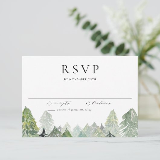 Watercolor Snowy Winter Evergreen Forest Wedding RSVP Karte (Stehend Vorderseite)
