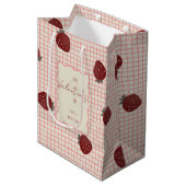 Watercolor Strawberries on Pink Grid- Valentine Mittlere Geschenktüte (Vorderseite Schrägansicht)