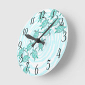 Watercolor Teal Sea Turtles on Swirly Stripes Runde Wanduhr (Winkel)