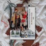 Watercolor Winter Christmas Gnome Foto Feiertagskarte<br><div class="desc">Mit dieser charmanten Watercolor Winter Weihnachtsgotteskarte verbringen Sie Ihren Urlaub bei Freunden und Familie. Das Design der Fotokarte zeichnet sich durch einen fröhlichen Weihnachtsgnom aus,  der eine beleuchtete Laterne mit einem Bergwaldhintergrund mit fallendem Schnee hält. Zusätzliche Farben sind mit diesem Design verfügbar.</div>