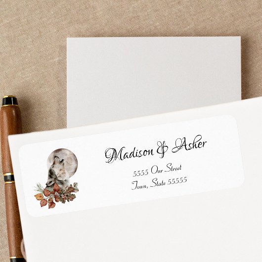 Watercolor Wolf Howling auf den Herbstlauben des M