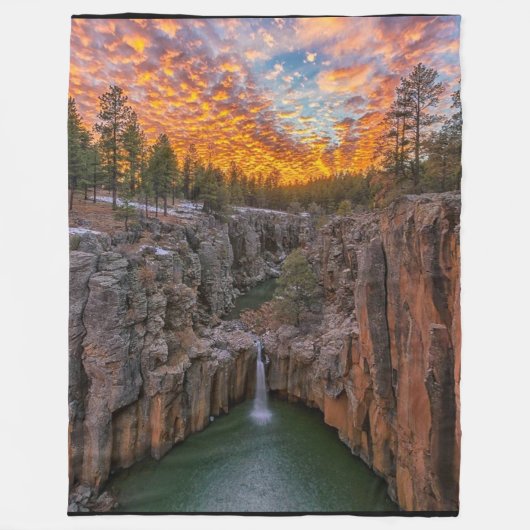 WATERFALL at SUNSET Fleecedecke (Vorderseite)