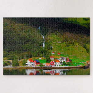 Waterfall im norwegischen Fjord Skandinavien. Puzzle