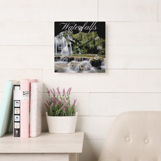 Waterfall Outdoor Adventures Quadratische Wanduhr (Lesesaal)