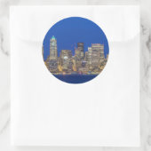 Waterfront und Downtown Skyline bei Twilight Runder Aufkleber (Tasche)