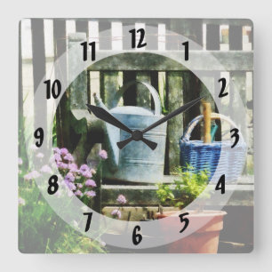 Watering Can and Blue Basket Quadratische Wanduhr