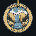 Watkins Glen Staat Park New York Abzeichen Vintag Keramik Ornament<br><div class="desc">Watkins Glen Staat Park Illustration. Der Park liegt im Dorf Watkins Glen,  südlich des Seneca Sees im Schuyler Landkreis in der Region der Finger-Seen in New York.</div>