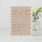 Wave border-neutrales Gold, moderner 30. Geburtsta Einladung (Stehend Vorderseite)