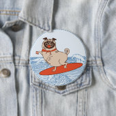 Wave reitet Hund auf Surfbrett mit Happy Mops Button (Beispiel)