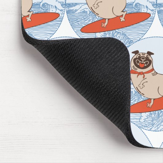 Wave reitet Hund auf Surfbrett mit Happy Mops Mousepad (Ecke)