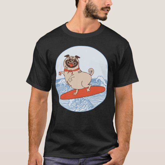 Wave reitet Hund auf Surfbrett mit Happy Mops T-Shirt (Vorderseite)