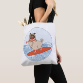 Wave reitet Hund auf Surfbrett mit Happy Mops Tasche (Von Nahem)