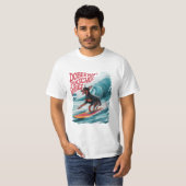 Wave Rider: Doberman Pinscher Hund surfen im Stil T-Shirt (Vorne ganz)